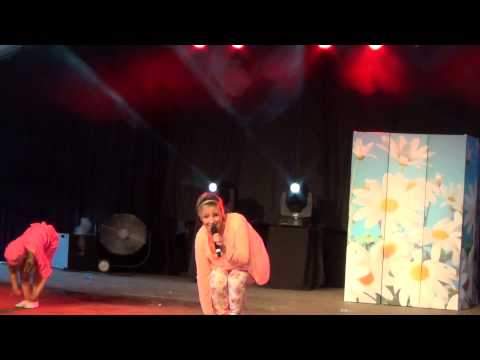 Kathleen Aerts doet de Gangnam Style (Worstenfeesten Beerse) (23/08/2014)