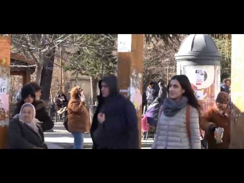 შიშველი ქალი მოძრაობს შუა ქალაქში