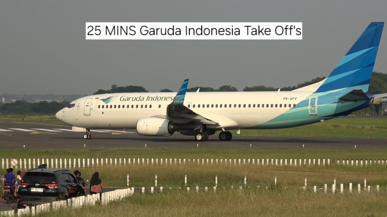 25 Menit Lihat Pesawat Garuda Indonesia Take Off Di Pinggir Jalan Raya Bandara Adi Soemarmo Solo