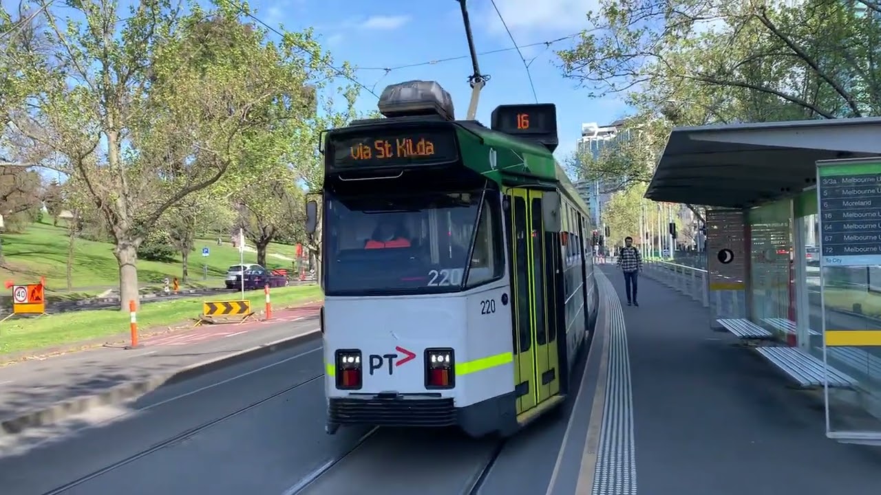 Yarra Trams [Route 16] Comeng Z3-Class [220] arriving Shrine of Remembrance (Melbourne Uni) 🇦🇺