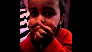 Bebe bien educado impone forma de comer espaguetty screenshot 5