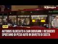 Roma, autobus bloccato a San Giovanni: i residenti spostano di peso auto in divieto di sosta