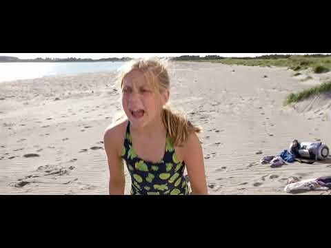 Ikke naken (2004) Beach scene | Kids in Movies