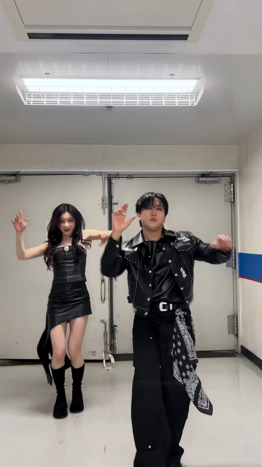 창빈의 #WalkinOnWater Challenge ? w/ #ITZY #CHAERYEONG #채령 !✨ #StrayKids #스트레이키즈 #창빈 #Changbin @ITZY