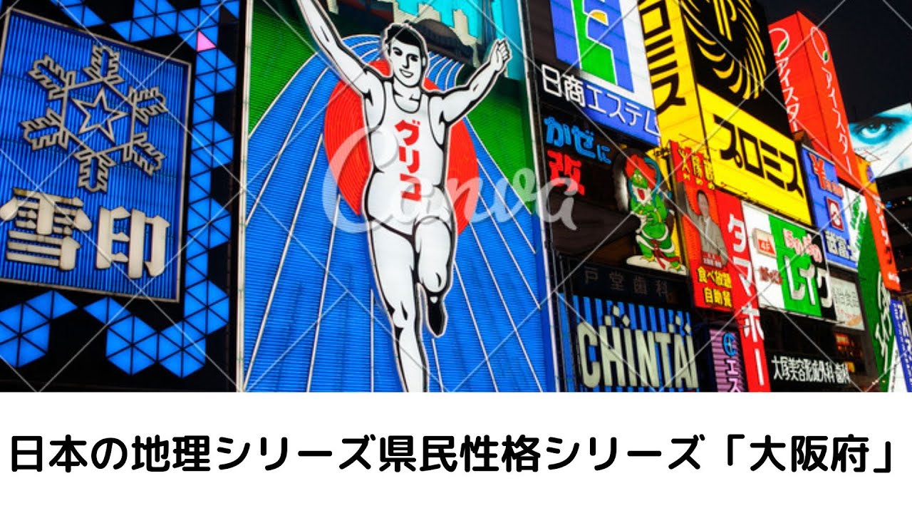 公園の砂場で背を向けてしゃがんで遊んでいる子供の画像。