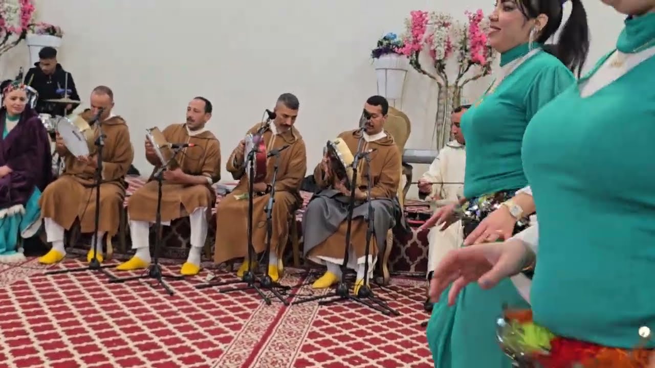 زاهيا مع الفنان الكبير حسن الشواف والفنانة عيشة .ata rhalegh  ata yamano ata rhalegh inass iwssmoun 