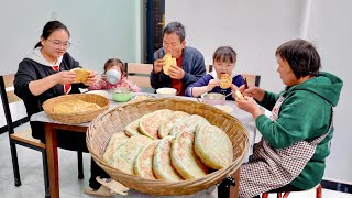 【乡村的味道】陕西农家美食-葱花油酥饼，咬一口满嘴香，手一碰都掉渣！