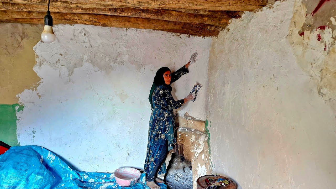 Прекрасная женщина в горах: мама украшает свою комнату к Новому году