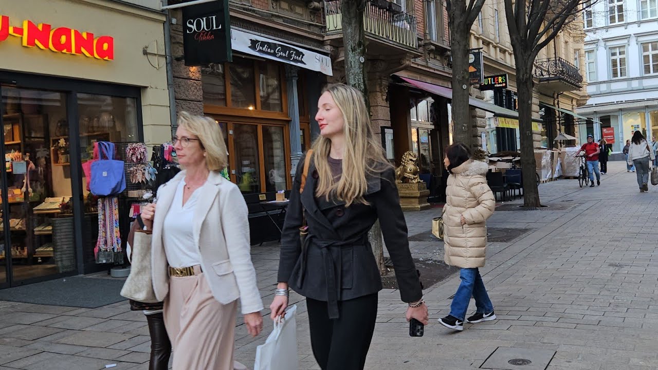WIESBADEN/GERMANY/Spring Walking Tour of the City Center 