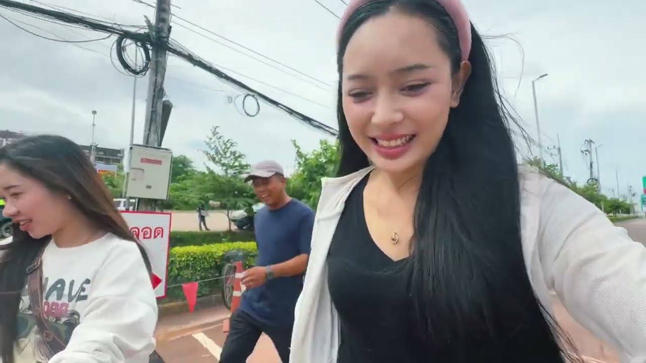 #แก้มบุ๋ม ดีใจมากหนุ่มไทยสายเป☺️พาไปช้อปปิ้งซื้อของก่อนจะกลับลาว 🇱🇦#น้องตินา #ทีมงานบ้านนา