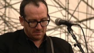 Vignette de la vidéo "Elvis Costello - Alison - 7/25/1999 - Woodstock 99 East Stage (Official)"