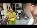 देवास के कालानी बाग में प्रदीप चौधरी द्वारा रामायण, गीता का वितरण