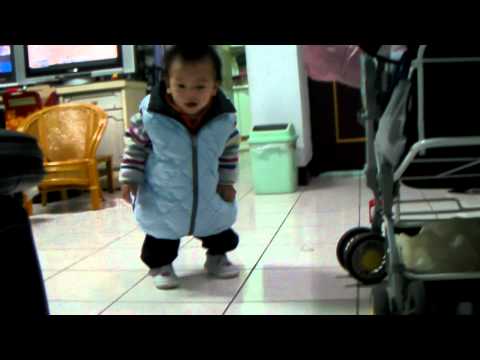 20110116.09.小星星看發條青蛙跑到旁邊不敢動，對新玩具好奇又怕怕.MP4
