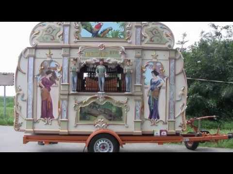 Draaiorgel de Engelenbak speelt Bassie en Adriaan medley.