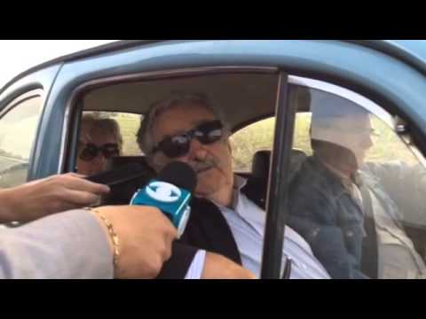 Mujica sale de la chacra a votar