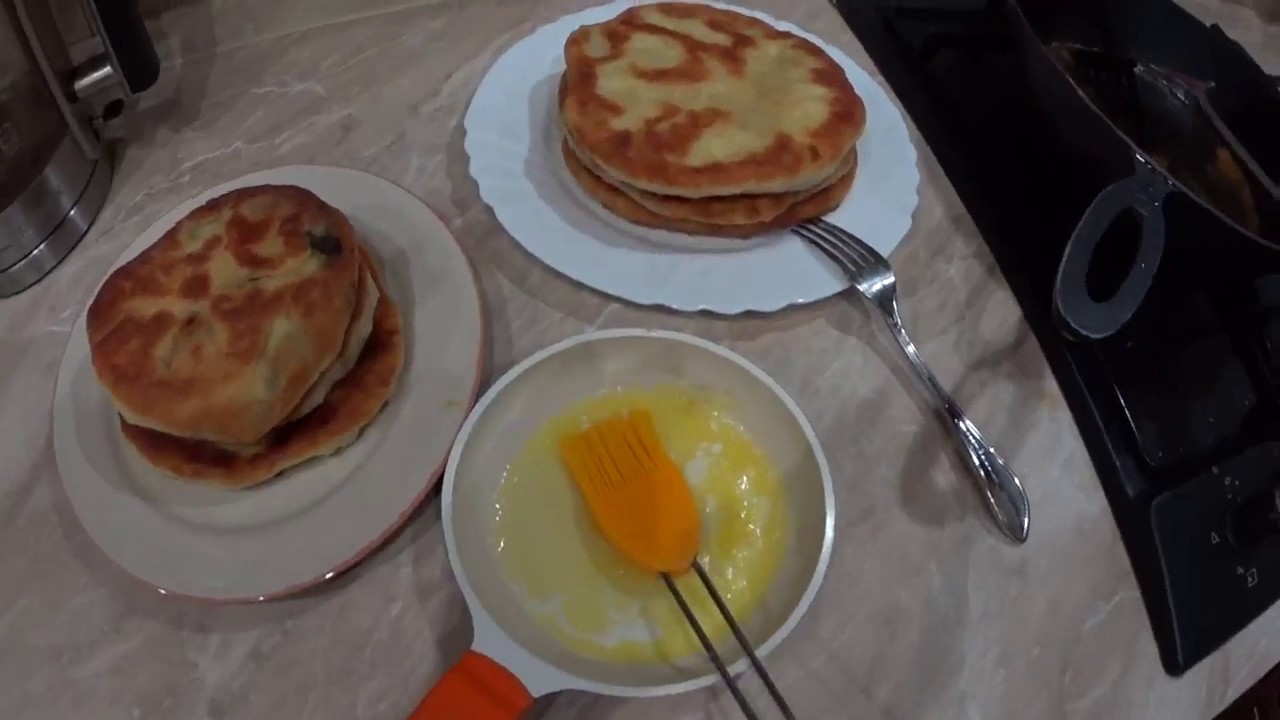 Лепешки быстрые на кефире с начинкой .