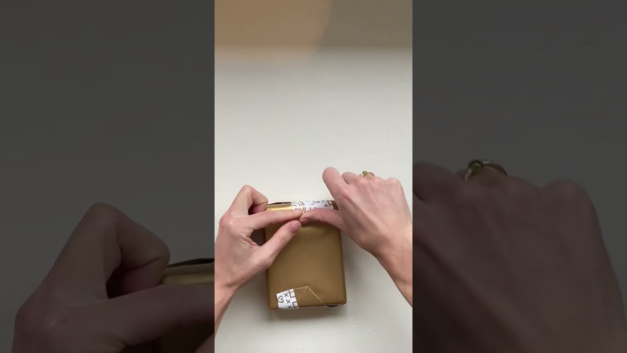 cadeau inpakken met randje omslaan - Dubbelzijdig sinterklaas inpakpapier 