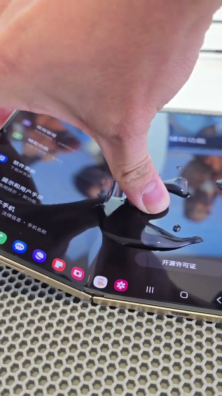 The W25 has been folded for a month, and the crease is almost invisible Samsung Digital Technology