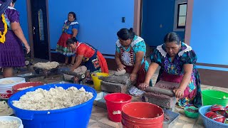 Preparando el tejate para la mayordomía