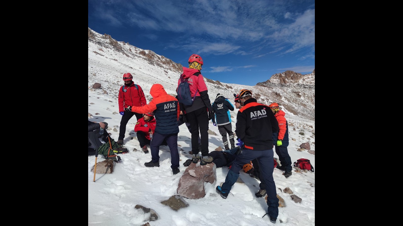 Erciyes'e zirve tırmanışı yapan dağcı uçurumdan düşerek hayatını kaybetti — video kapağı