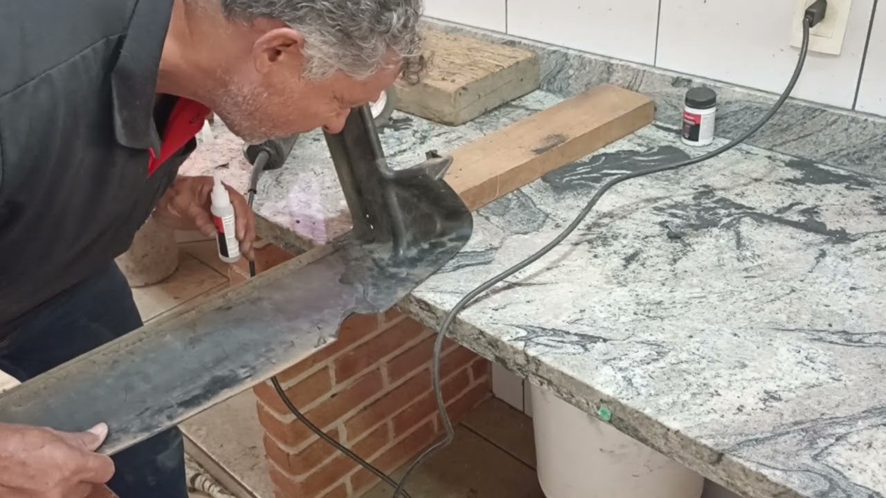 solda plástica HELPLASTAN em refletor que estava totalmente quebrado separado incrível 😃