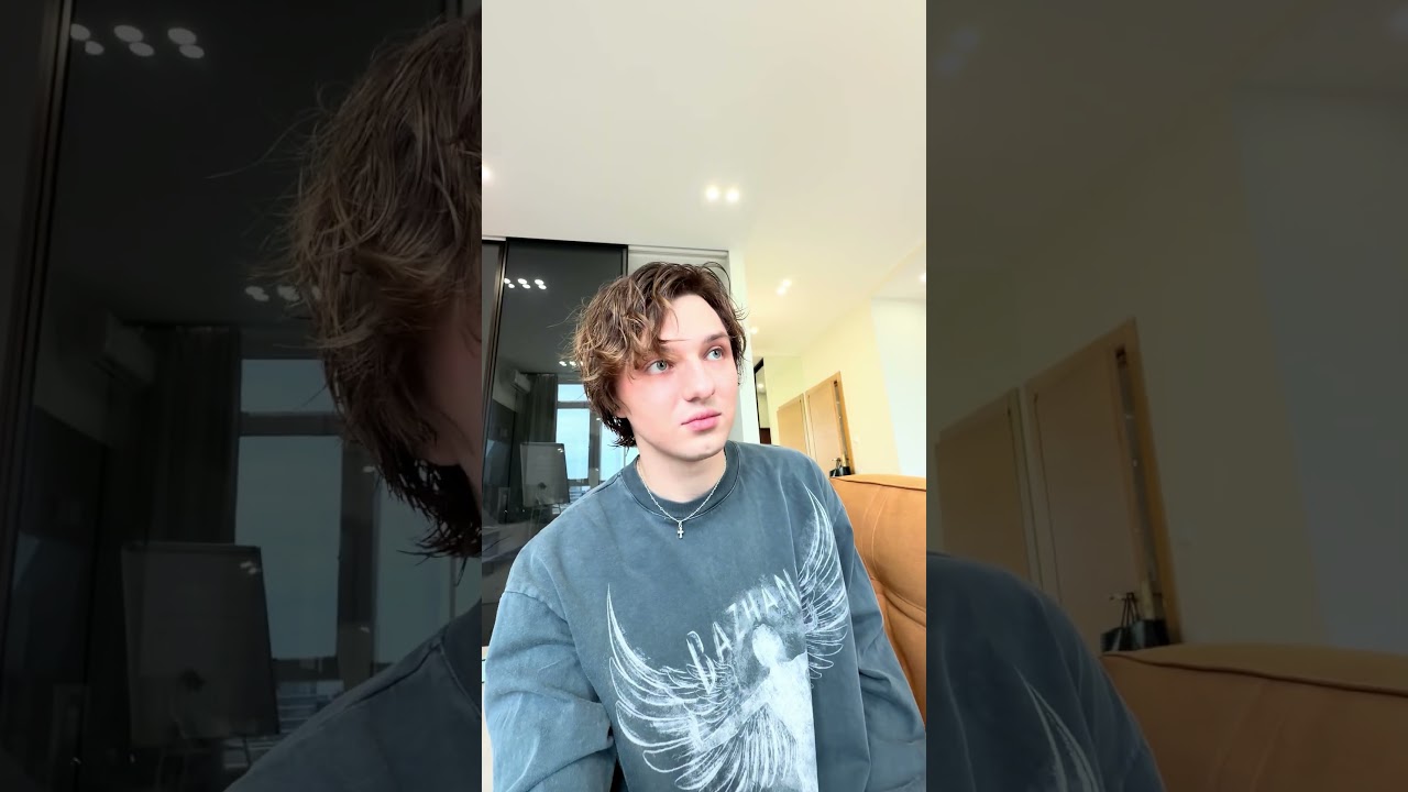 Хочет второй айфон😳