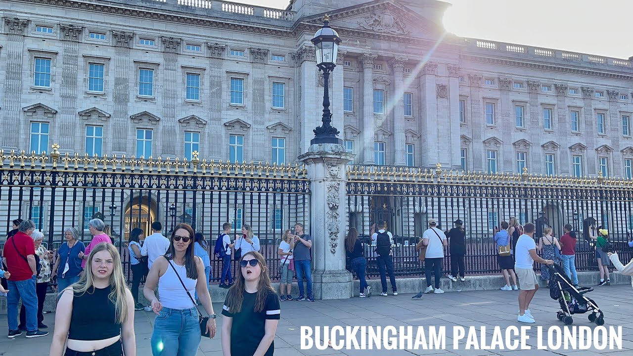 London Walk | Buckingham Palaces, St James’s Park | Queen Elizabeth's Platinum Jubilee Preparat