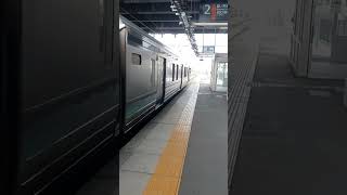 JR東日本長野支社の篠ノ井線の広丘駅に普通列車甲府行きが広丘駅に到着する