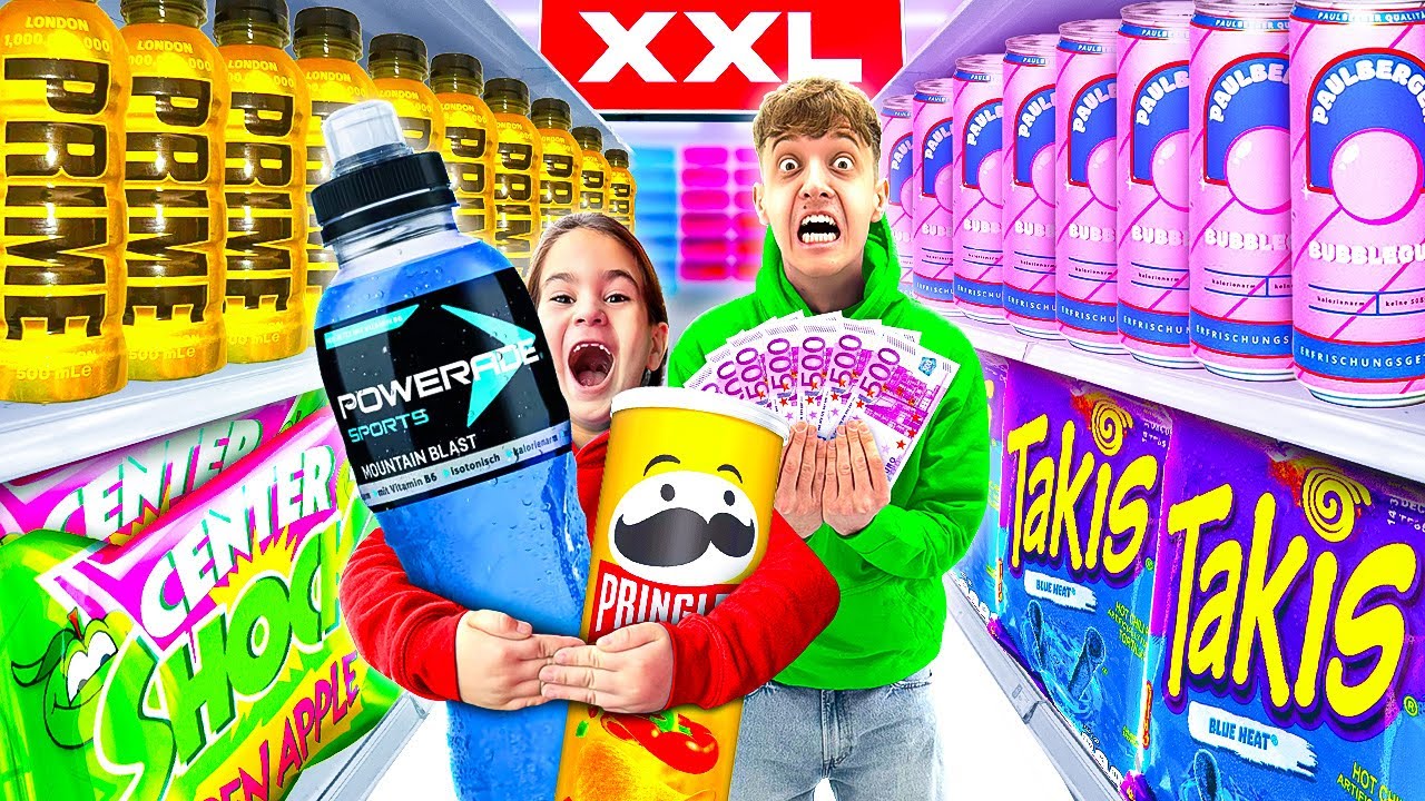 KLEINEM JUNGEN alles KAUFEN, was er ANFASST in XXL SÜSSIGKEITEN LADEN!