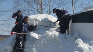 雪の中から新酒取り出し 北海道美瑛町、熟成まろやかに