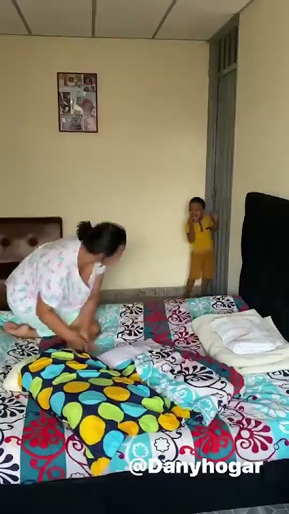 niño le ATOZA LA NALGA A LA MADRE CON UN CINTO DE VESTIR - broma sale mal con el papá (NIÑO LLORA)