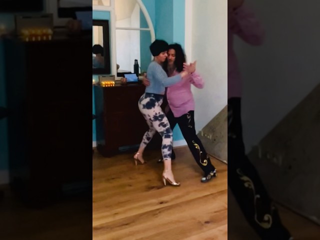 🔝TANGO LUGO- Best TANGO Energy in Munich💛

✔️Group Classes
✔️Private Classes
✔️Shows 
✔️Milongas

👉🏼 call us and unc