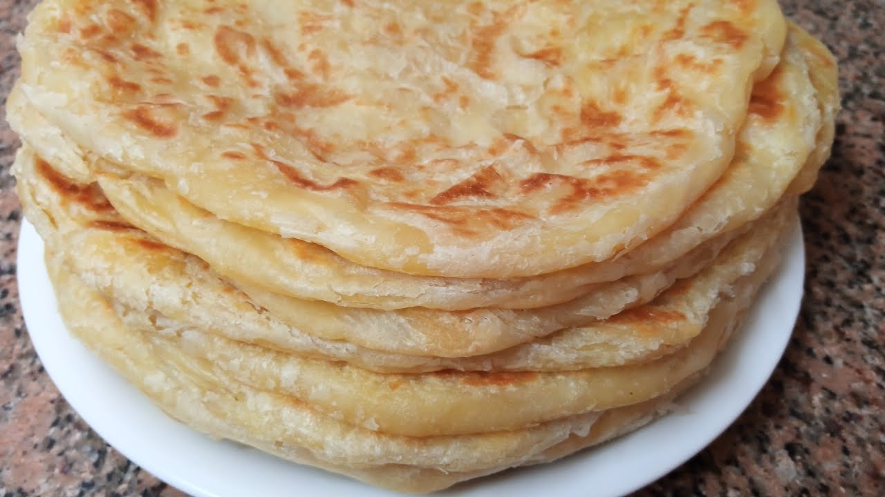 الفطير المشلتت الصيامي بالزيت وفي الطاسة علي عيون البوتجاز وطري ومورق