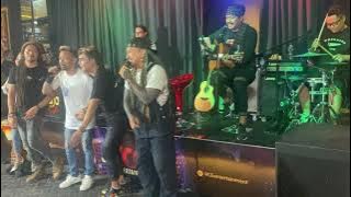 Charly Kustik - Tenda Biru - 3 Pemuda Berbahaya (Official Music Live)