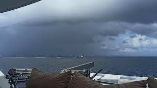 На яхте под дождем по Карибскому морю. Caribbean Sea, Barbados, sailing on yacht.