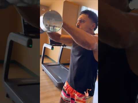 Wesley Safadão mangando das pernas do Tirullipa na academia