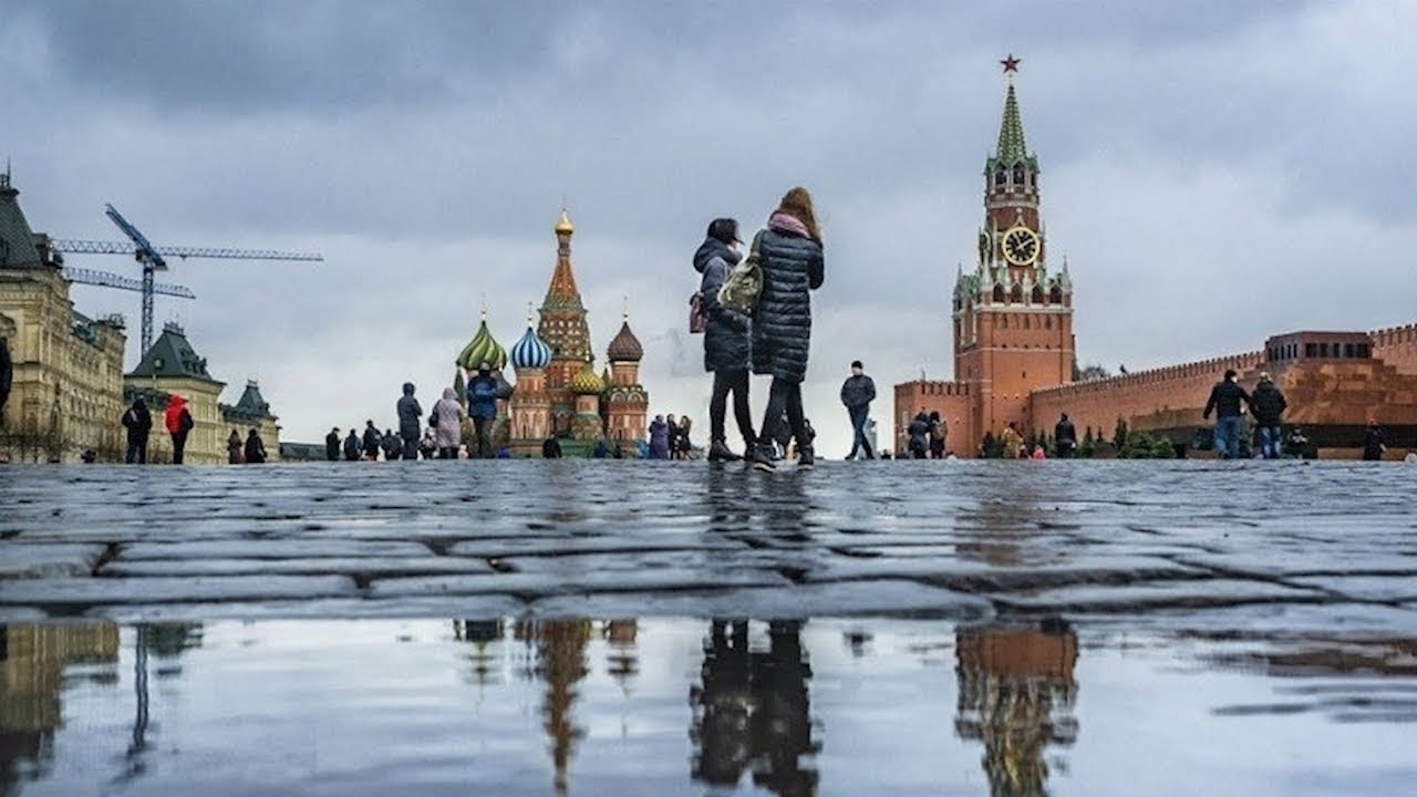 Ветер в москве сегодня когда закончится. Кремль дождь. Климат Москвы фото. Дождь в Москве. Дождь в Москве весной.