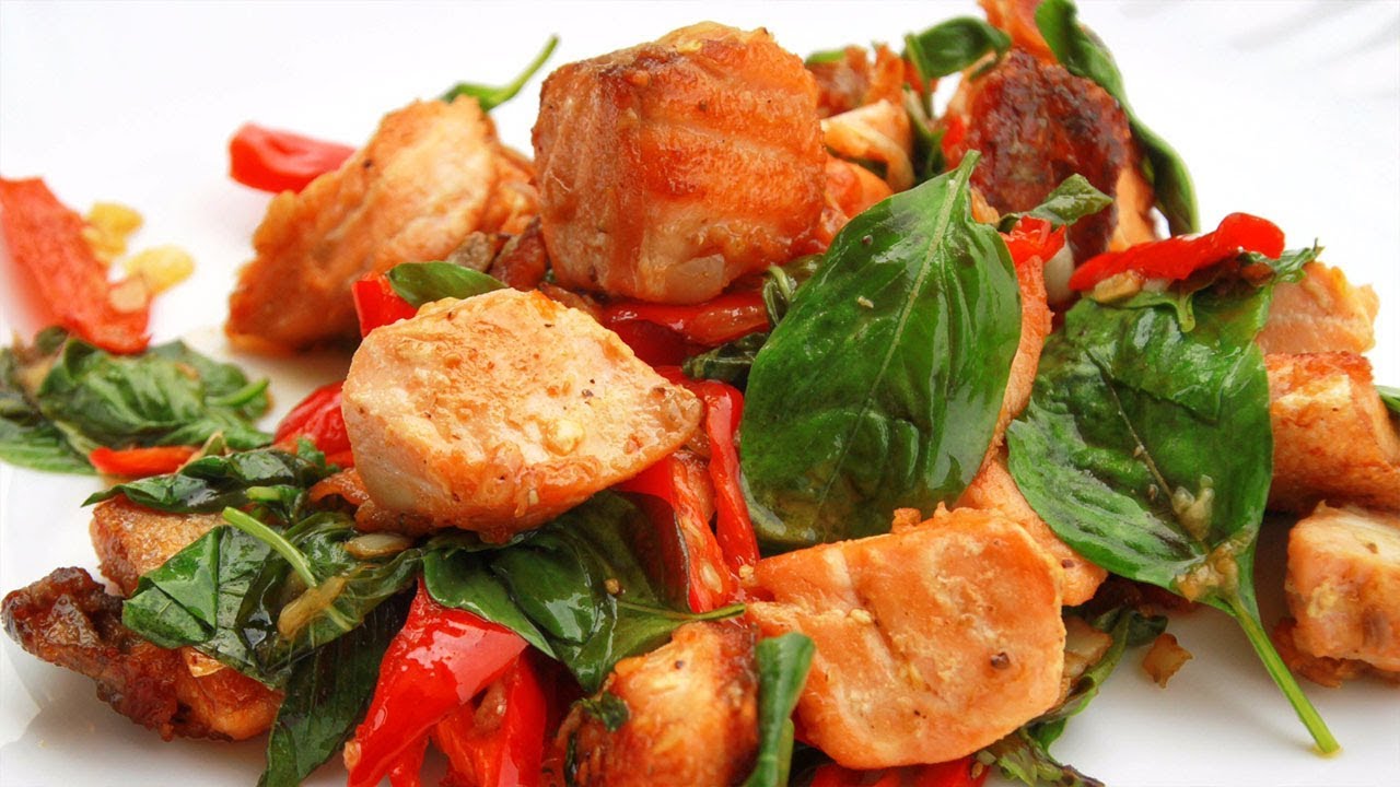 แซลมอนผัดใบโหระพา Salmon with Basil recipe l กินได้อร่อยด้วย