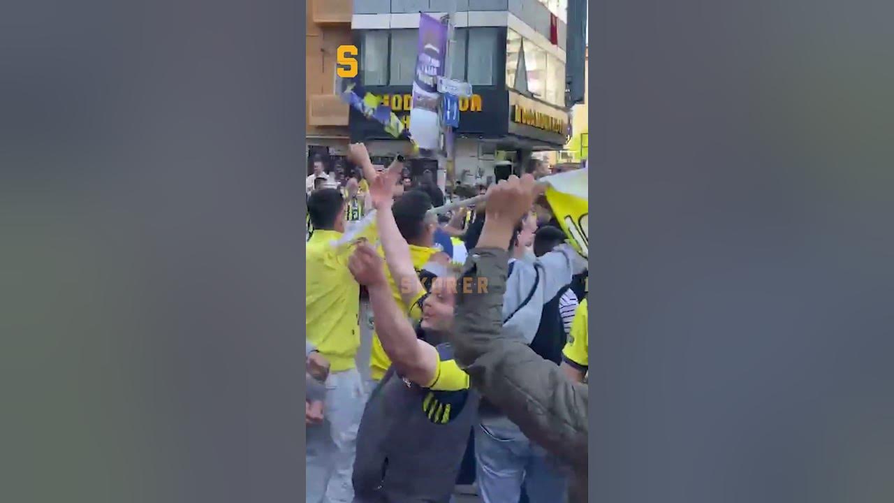 #Fenerbahçe taraftarı, maç öncesi "Dilber Ay - Tavukları Pişirmişem" şarkısını söyledi #keşfet #fypシ