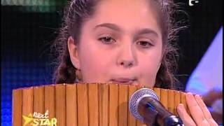 Antonia Stoian interpretează o melodie populara