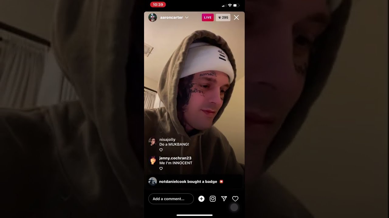 Aaron eats a can of soup & lays in bed w/ Zelda + Nala - Tues 29 March 2022