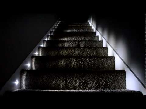 वीडियो: सीढ़ियों के लिए लैंप (74 तस्वीरें): एक निजी घर में रोशनी के लिए विकल्प, मोशन सेंसर के साथ एलईडी लाइटिंग