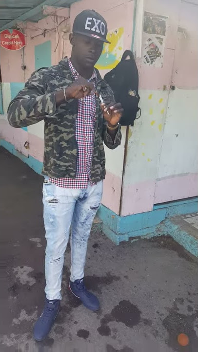 Download lagu Making a Jamaican ganja spliff before hitting the road