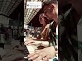 Incroyable duo improvisé à la gare !