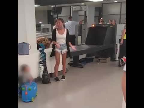 Молодую мать и ребенка отказались пустить в самолет из-за игрушки