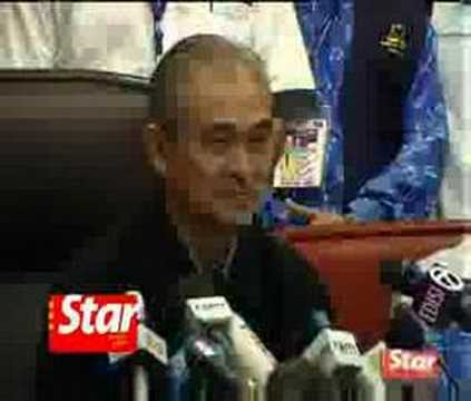 Prime Minister and Barisan Nasional chairman Datuk Seri Abdullah Ahmad Badawi speaks at a press conference at Umno headquarters in Kuala Lumpur after the Election Commission announced that the coalition has won a simple majority in the 12th general election.