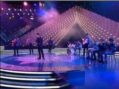 David Civera imitando a Enrique Iglesias con la canción"Trapecista" en lluvia de estrellas.