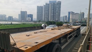 Hai cuộn thép nặng hàng chục tấn rơi xuống đường vành đai 3