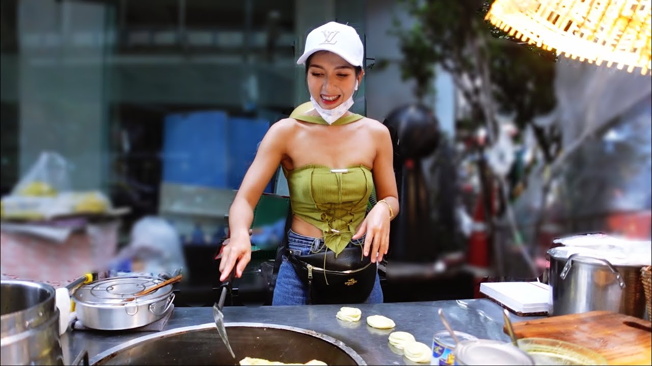 Eggs And Bananas The Most Famous Roti Lady In Silom Road Bangkok Street Food Thailand Youtube 