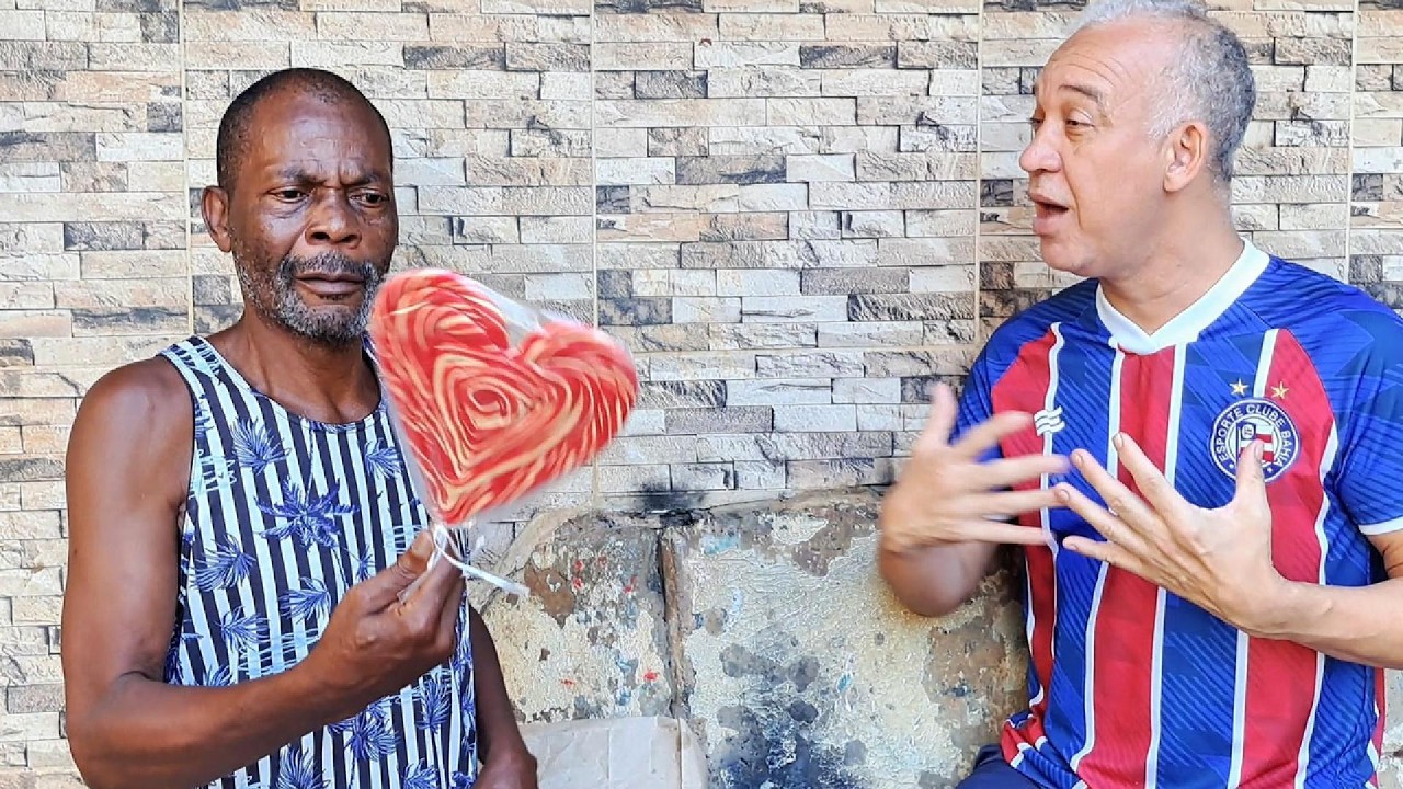 LÍNGUA ROXA DEU UM PIRULITO GIGANTE DE CORAÇÃO PRA NAL